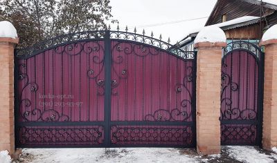 Лот: 9024776. Фото: 1. Распашные ворота с ковкой и прозрачным... Ворота, заборы, шлагбаумы