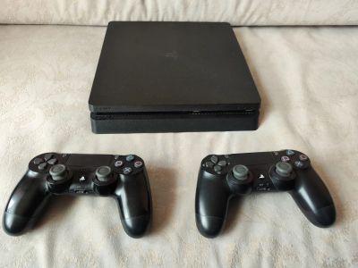 Лот: 20924298. Фото: 1. Sony PS4 slim 1tb Два оригинальных... Игровые приставки, консоли