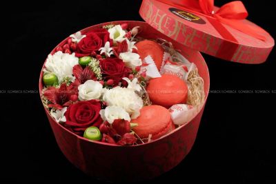 Лот: 7473904. Фото: 1. FlowerBox с макарунами (роза... Свежие цветы
