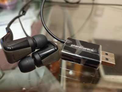 Лот: 17078237. Фото: 1. Безпооводнве наушники Plantronics. Красноярск