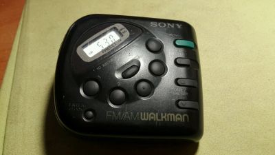 Лот: 4823957. Фото: 1. Карманное радио Sony FM-AM Walkman... Тюнеры, радиоприёмники
