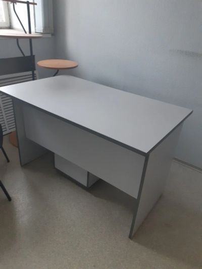 Лот: 12655191. Фото: 1. стол письменный 120*80 серый в... Компьютерные и письменные столы