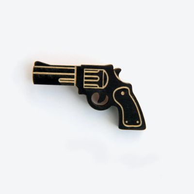 Лот: 13068107. Фото: 1. Значок пистолет | Colt Phyton... Бижутерия ручной работы