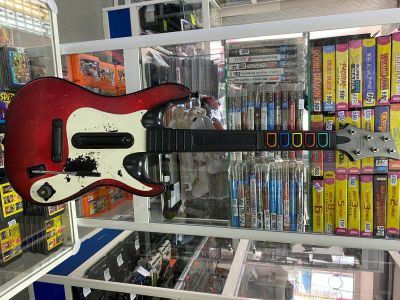 Лот: 16507546. Фото: 1. Гитара Guitar Hero для Xbox 360. Аксессуары для игровых приставок, консолей, геймпады