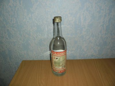 Лот: 12710744. Фото: 1. Бутылка "Stolichnaya" 1990 год. Другое (коллекционирование, моделизм)