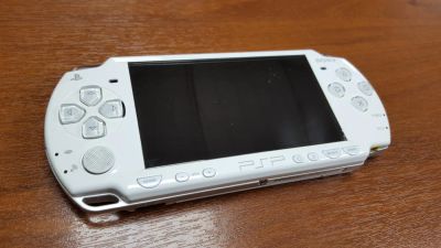 Лот: 6838090. Фото: 1. Портативная игровая консоль Sony... Игровые приставки, консоли