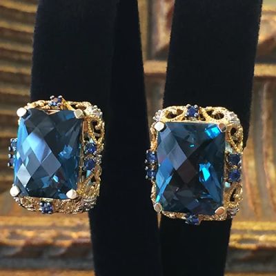 Лот: 10034387. Фото: 1. Золотые серьги с лондон-топазом... Серьги, каффы