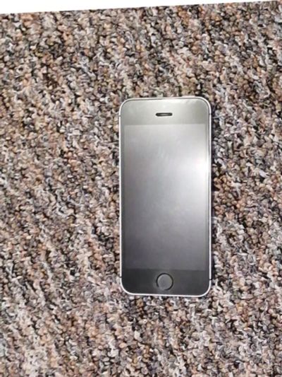 Лот: 14084324. Фото: 1. Iphone se. Смартфоны