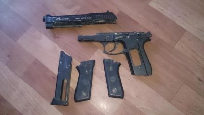 Лот: 6813439. Фото: 1. Две беретты. Газовые. Читать описание... Пневматическое оружие