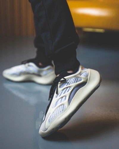 Лот: 15823235. Фото: 1. Adidas Yeezy boost 700 v3. Кеды, кроссовки, слипоны