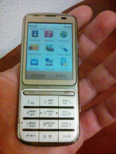 Лот: 8828677. Фото: 1. Телефон Nokia C3-01 золотой, металлический... Кнопочные мобильные телефоны