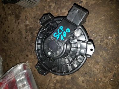 Лот: 20895916. Фото: 1. Моторчик печки Toyota Ractis SCP100... Двигатель и элементы двигателя