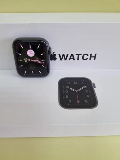 Лот: 19039825. Фото: 1. Apple Watch SE 44mm Space Gray. Смарт-часы, фитнес-браслеты, аксессуары