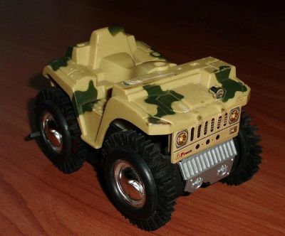 Лот: 10320955. Фото: 1. Машинка игрушка военная на батарейках... Машины и техника