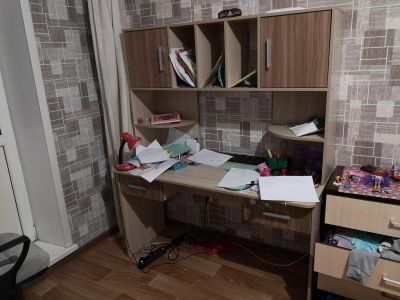 Лот: 17083635. Фото: 1. Письменный стол для школьника. Компьютерные и письменные столы