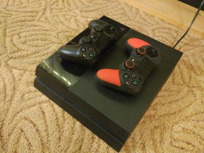Лот: 10129800. Фото: 1. Sony playstation 4, 2 геймпада... Игровые приставки, консоли