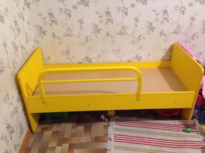 Лот: 11006414. Фото: 1. Кровать детская желтая без матраса. Детские кровати и кроватки
