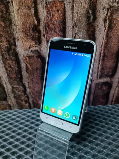 Лот: 20421131. Фото: 1. Смартфон Samsung Galaxy J1 (2016... Смартфоны