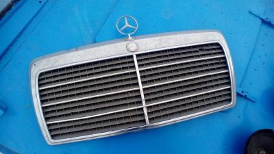 Лот: 7115508. Фото: 1. Mersedes Benz 124 решетка. Кузов