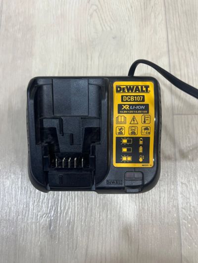 Лот: 21106456. Фото: 1. Зарядное устройство dcb107 Dewalt. Электроинструмент