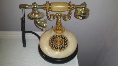 Лот: 8442639. Фото: 1. Ретро телефон из оникса. Проводные телефоны