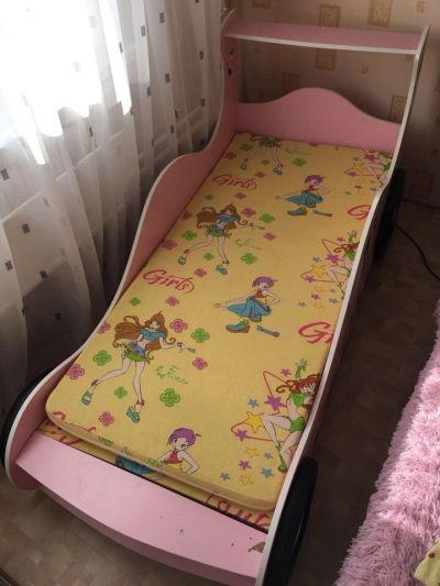 Лот: 12518385. Фото: 1. Детская кроватка-машинка с матрасом... Детские кровати и кроватки