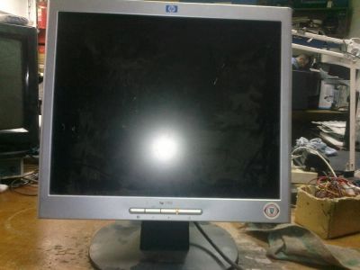 Лот: 9208347. Фото: 1. Три монитора hewlett packard с... ЖК-мониторы