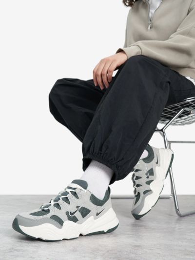 Лот: 25368486. Фото: 1. Кроссовки женские Nike Tech Hera... Кеды, кроссовки, слипоны