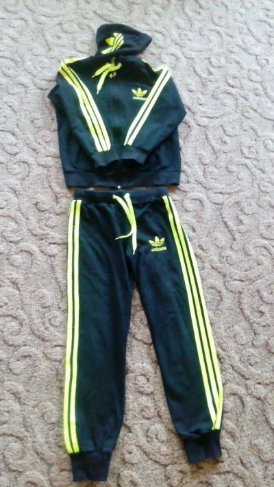 Лот: 9882610. Фото: 1. Спортивный костюм Adidas размер... Костюмы, пиджаки, комбинезоны