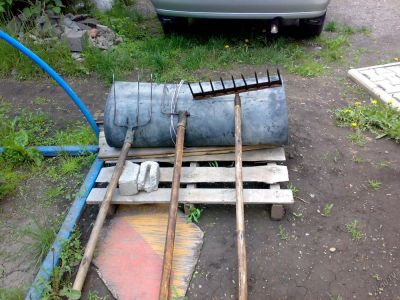 Лот: 5633550. Фото: 1. Грабли, вилы с рубля. Ручные орудия труда