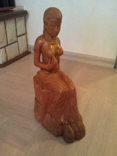 Лот: 4948876. Фото: 1. скульптура женщины из дерева. Скульптуры