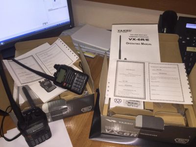 Лот: 6863939. Фото: 1. 2 НОВЫХ РАЦИИ YAESU VX-6R. Рации, радиостанции