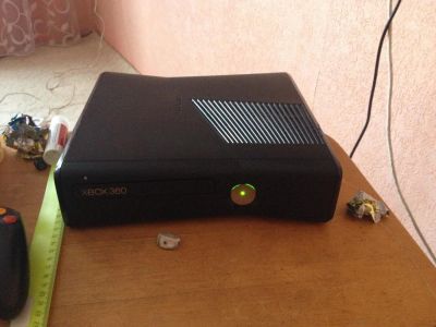 Лот: 4638296. Фото: 1. XBox 360 slim 4gb + 2 игры. Игровые приставки, консоли