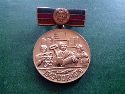 Лот: 3011301. Фото: 1. Знак ГДР. 1979 год. Латунь!. Юбилейные