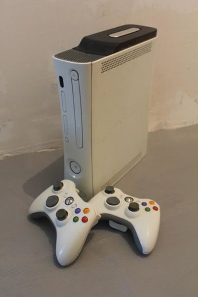 Лот: 11181249. Фото: 1. Xbox 360. 250gb, 2 беспроводных... Игровые приставки, консоли