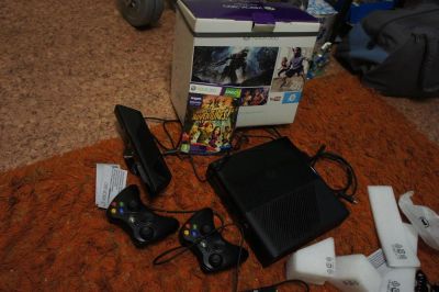 Лот: 5141515. Фото: 1. XBOX 360, 4Gb + Kinect + 2 беспроводных... Игровые приставки, консоли