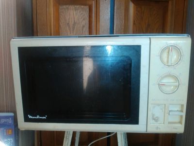 Лот: 10673853. Фото: 1. микроволновая печь MoulinEX. Микроволновки, мини-печи