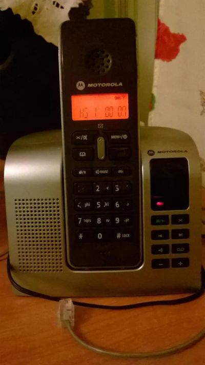 Лот: 5458623. Фото: 1. Радиотелефон Motorola D211 c автоответчиком. DECT и радиотелефоны