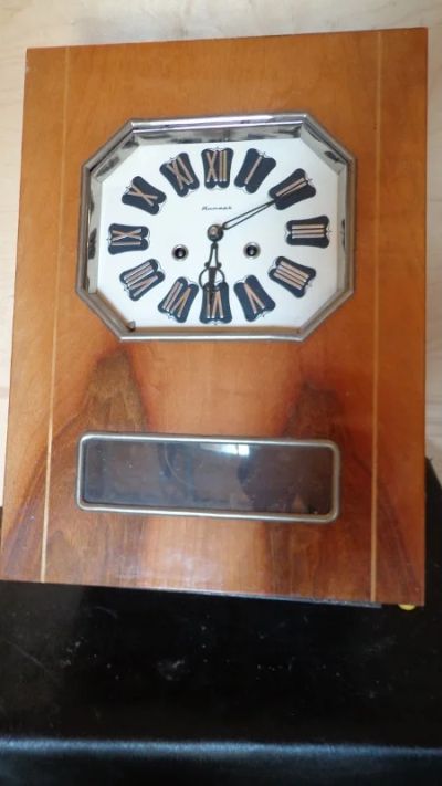 Лот: 7696365. Фото: 1. Часы с маятником Янтарь. Часы настенные, настольные
