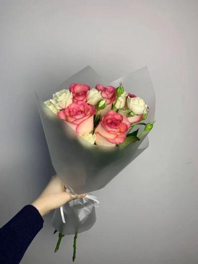 Лот: 25801826. Фото: 1. 4. Букет- комплимент из роз быстрые... Свежие цветы