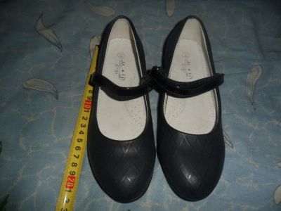 Лот: 11156872. Фото: 1. Черные туфли на девочку 34 размер... Туфли