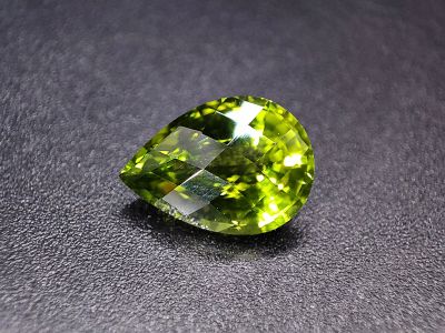 Лот: 20940607. Фото: 1. 3.49 ct. Хризолит груша. Бирма... Драгоценные и поделочные камни