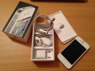 Лот: 4827443. Фото: 1. iphone 4 8gb white + куча чехлов. Смартфоны