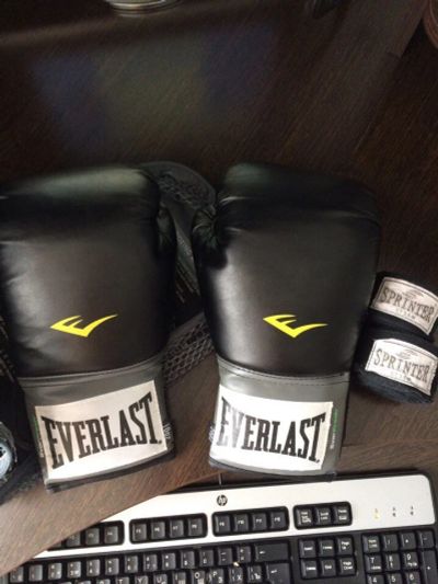 Лот: 10199208. Фото: 1. Перчатки боксерские Everlast pro... Перчатки