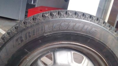 Лот: 14837133. Фото: 1. Колеса с зимними шинами Bridgestone... Шины на дисках