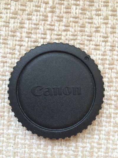 Лот: 8280324. Фото: 1. Крышка от фотоаппарата Canon оригинал. Крышки, бленды