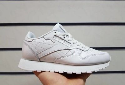 Лот: 10757821. Фото: 1. Кроссовки Reebok Classic Leather... Кеды, кроссовки, слипоны
