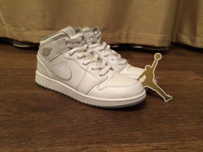 Лот: 8633605. Фото: 1. Кроссовки Air Jordan 1 retro mid... Кеды, кроссовки, слипоны