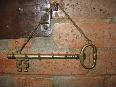 Лот: 10594803. Фото: 1. Вешалка для ключей Ключ на цепочке... Другое (предметы интерьера)