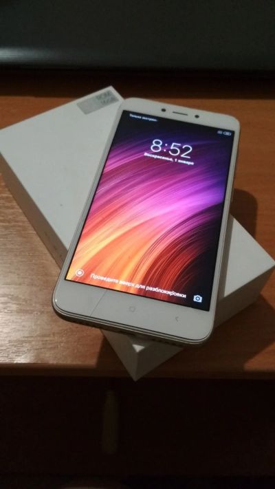 Лот: 14655270. Фото: 1. Xiaomi Redmi 4X 2/16 бело-золотой. Смартфоны